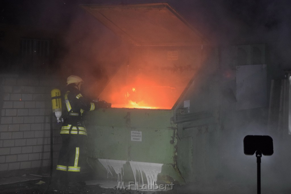 Feuer Papp Presscontainer Koeln Hoehenberg Bochumerstr P087.JPG - Miklos Laubert